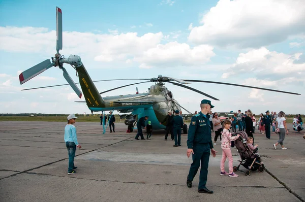 Russische groene militaire helikopter op het observatiedek aan de — Stockfoto