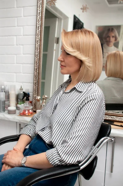 Bobcare Corte Pelo Con Flequillo Una Mujer Rubia Perfil Salón —  Fotos de Stock