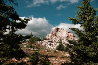 Rusya 'da, Chelyabinsk bölgesinde, Zyuratkul Dağları' nda, mavi gökyüzünde beyaz bulutlar olan güzel bir manzara.