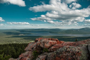 Orman çayırlarında beyaz bulutlar ve yaz mevsiminde Rusya, Chelyabinsk Bölgesi, Zyuratkul Sıradağları 'nda göller olan mavi gökyüzü üzerinde güzel bir manzara.