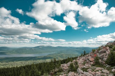 Orman çayırlarında beyaz bulutlar ve yaz mevsiminde Rusya, Chelyabinsk Bölgesi, Zyuratkul Sıradağları 'nda göller olan mavi gökyüzü üzerinde güzel bir manzara.