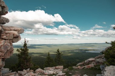 Orman çayırlarında beyaz bulutlar ve yaz mevsiminde Rusya, Chelyabinsk Bölgesi, Zyuratkul Sıradağları 'nda göller olan mavi gökyüzü üzerinde güzel bir manzara.