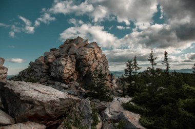 21 Haziran 2020, Rusya, Chelyabinsk Bölgesi, Zyuratkul Sıradağları, Zyuratkul Bölgesi yazları, çayırlarda ve göl üzerinde beyaz bulutlar bulunan mavi gökyüzü üzerinde güzel bir manzara.