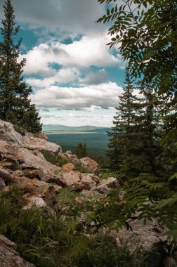 Orman çayırlarında beyaz bulutlar ve yaz mevsiminde Rusya, Chelyabinsk Bölgesi, Zyuratkul Sıradağları 'nda göller olan mavi gökyüzü üzerinde güzel bir manzara.