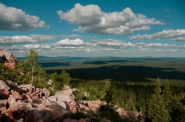 夏の森の牧草地や湖に白い雲と青い空に山脈と美しい風景ロシア チェリャビンスク地方 Zyuratkul範囲 — ストック写真