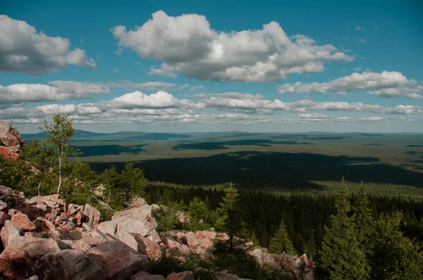 夏の森の牧草地や湖に白い雲と青い空に山脈と美しい風景ロシア チェリャビンスク地方 Zyuratkul範囲 — ストック写真