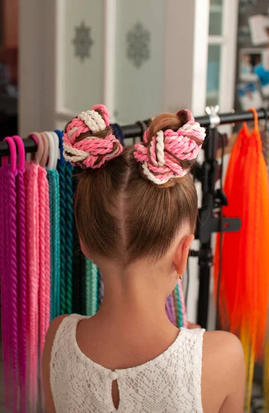 Scrunchy Con Trenzas Color Pelo Falso Hecho Mano Una Pequeña — Foto de Stock