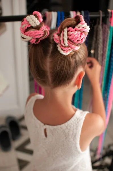 Scrunchy Con Trenzas Color Pelo Falso Hecho Mano Una Pequeña — Foto de Stock