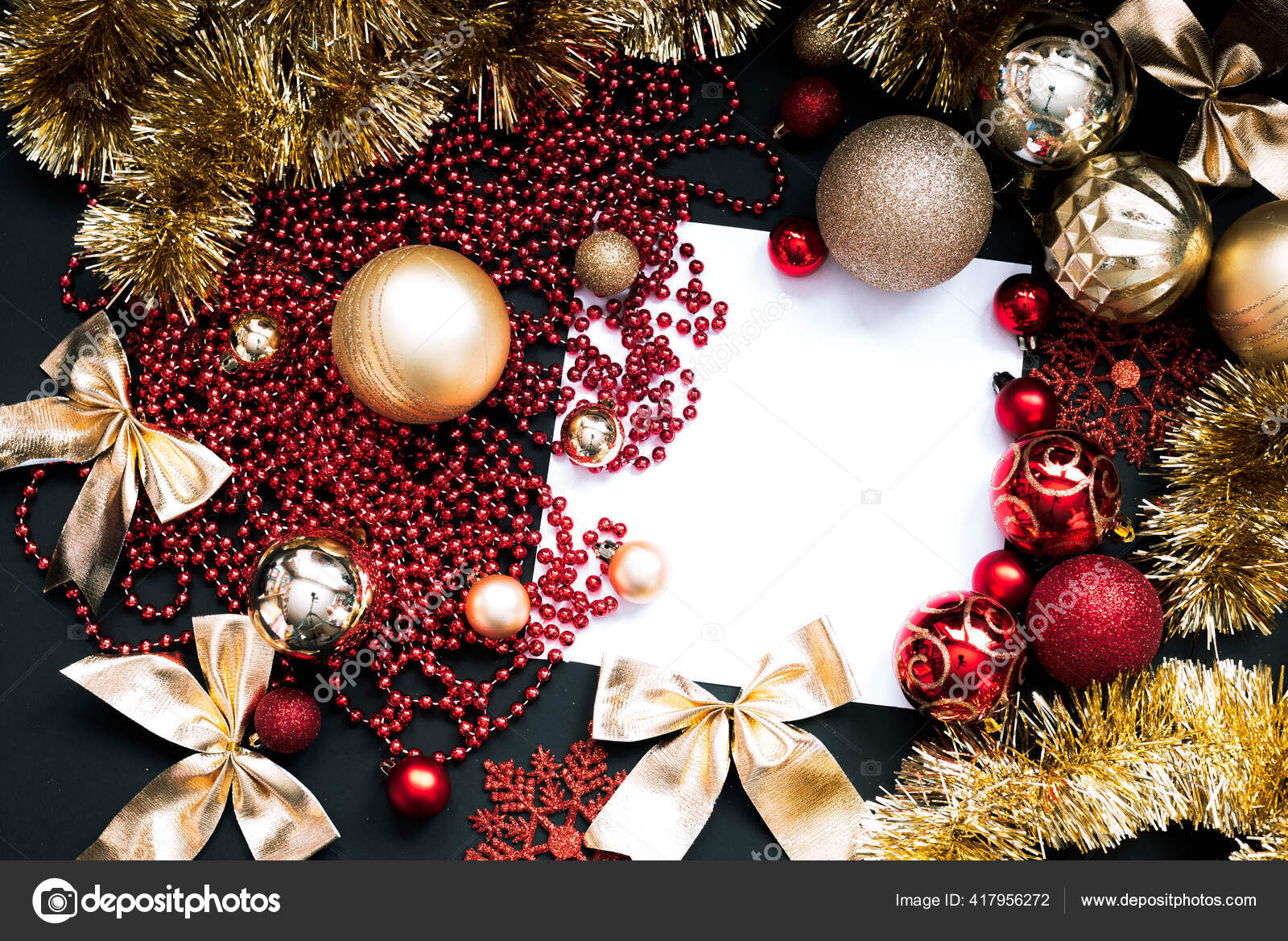 ゴールデンメリークリスマスと幸せな新年の装飾 クリスマスブラックの背景に赤と金のバブル 冬時間だ スノーフレーク テキスト用のスペース 白い正方形のフレーム 平敷 ストック写真 C Mash3r