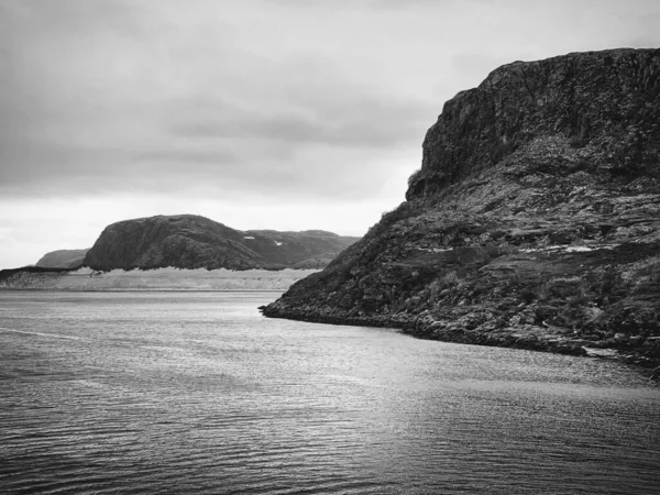 Norveç 'in güzel manzarası, dağlar ve deniz, Norveç, İskandinavya