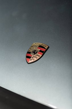 Heiligenhaus, NRW, Almanya. 7 Eylül 2025 - Porsche Carrera 911 ikinci jenerasyonun logosu. Eski zaman buluşması.