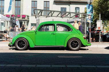 Heiligenhaus, NRW, Almanya. 7 Eylül 2025 - Yaşlı yeşil VW Beetle eski bir toplantıda.