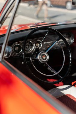 Heiligenhaus, NRW, Almanya. 7 Eylül 2025 - Eski model bir araba toplantısında Ford Taunus 'un 17 metre içerisine bakın.