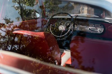 Heiligenhaus, NRW, Almanya. 7 Eylül 2025 - Eski model bir araba toplantısında Ford Taunus 'un 17 metre içerisine bakın.