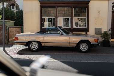 Heiligenhaus, NRW, Almanya. 7 Eylül 2025 - Üstü açık eski bir Mercedes eski bir toplantıda.