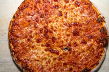 Ahşap bir tahtada fırında pizza margherita. 