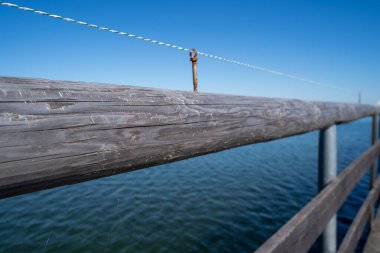Göldeki ahşap iskele.