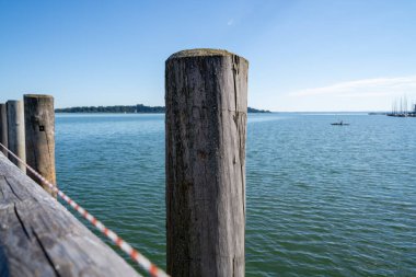 Göldeki ahşap iskele.