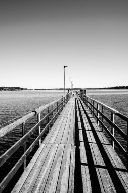 Göldeki ahşap iskele Siyah beyaz