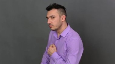 Açgözlü genç adam, yakın plan.