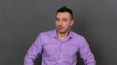 Şok olmuş genç adam, yakın plan..