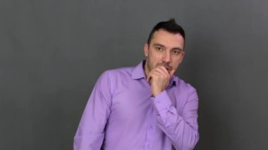 Yakından bakınca genç adam korku gösteriyor..