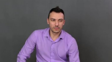 Üzgün genç adam, yakın plan..