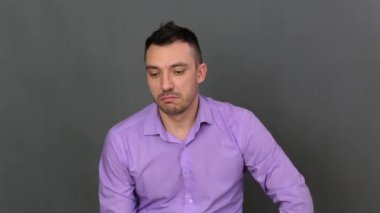 Yakından bakınca genç adam pişmanlık gösteriyor.. 