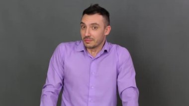 Şaşırmış genç adam, yakın plan.