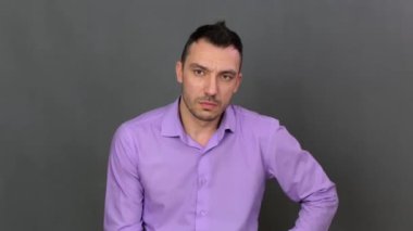 Yakından genç adam hücum gösteriyor.