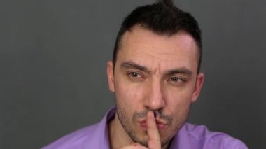 Genç bir adamın odaklanmış yüzü..