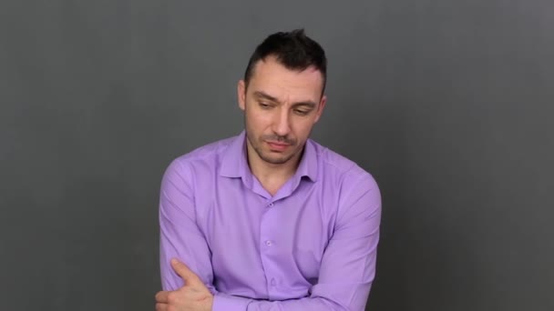 Detailní záběr mladý muž ukazuje hanbu — Stock video