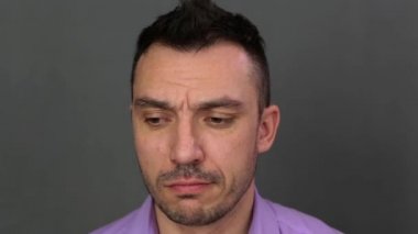 Yakından bakınca pişmanlık duyulan genç bir adam..