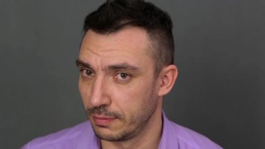 Genç bir adamın yüzünde utangaçlık var.. 