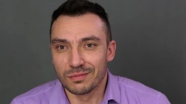 Yakın plan genç bir adamın yüzünde sürpriz var..