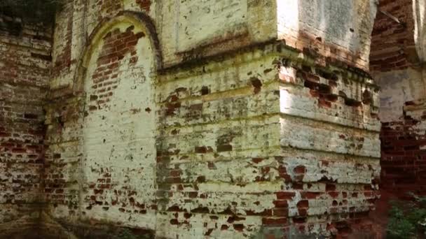 Antiguo campanario de la iglesia de ladrillo rojo en ruinas . — Vídeos de Stock