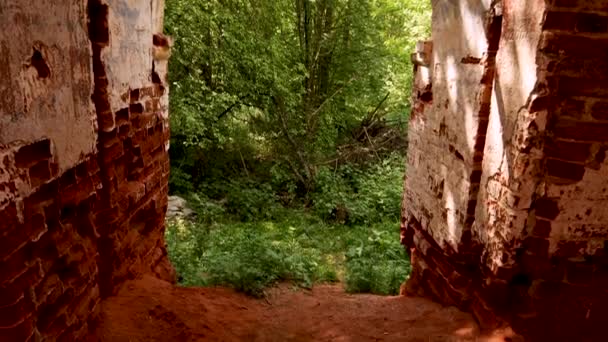 Stary zniszczony łuk z czerwonej cegły. Widok wewnętrzny. — Wideo stockowe