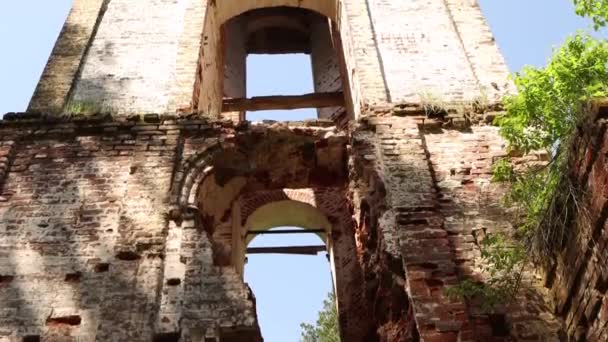 The destroyed bell tower with arched openings goes into the sky. — Stock Video