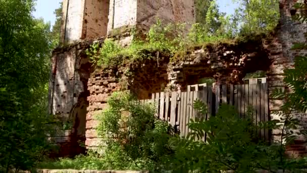 Разваливающаяся колокольня старой церкви из красного кирпича . — стоковое видео