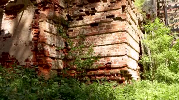 Terk edilmiş eski kırmızı tuğla kilise. — Stok video