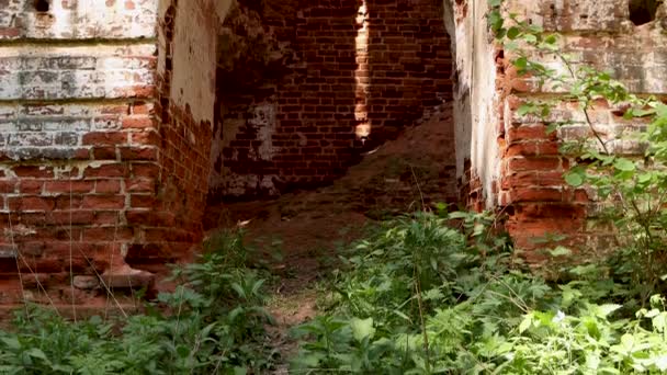 Арчные ворота старой разрушенной церкви . — стоковое видео