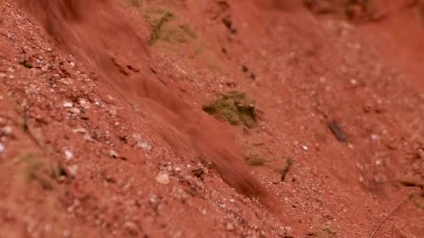 Långsamt sönderfallande sand från smulor av gammalt rött tegel. — Stockvideo