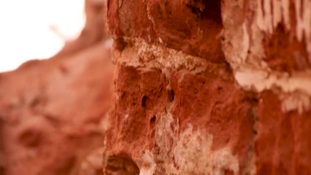Antikes Mauerwerk aus rotem, gebrochenem Ziegel. — Stockvideo