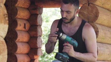 Elektrikli tornavida ayarlayan bir adama yaklaş.. 