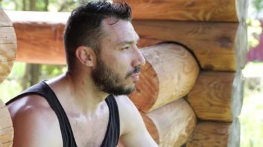 Yakından genç yakışıklı bir adam ekmek yiyor..