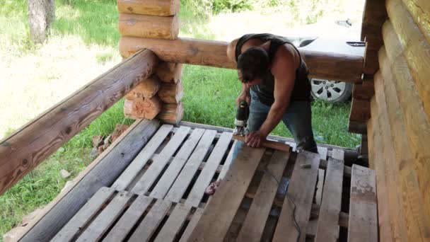 Piano generale. Un giovane uomo sta segando con un puzzle elettrico . — Video Stock