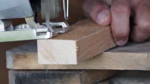 Close-up of an electric jigsaw sawing a bar. — Stock Video