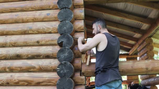 Guapo joven realiza carpintería . — Vídeos de Stock