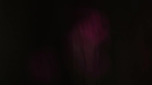 En se déconcentrant, les fleurs rouges forment des taches colorées la nuit.