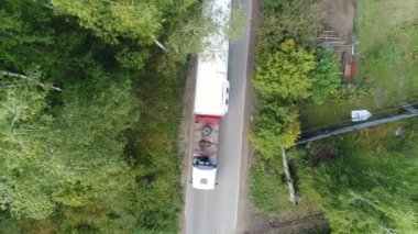 Kamyon konvoyunun üzerinde dikey kalkış.